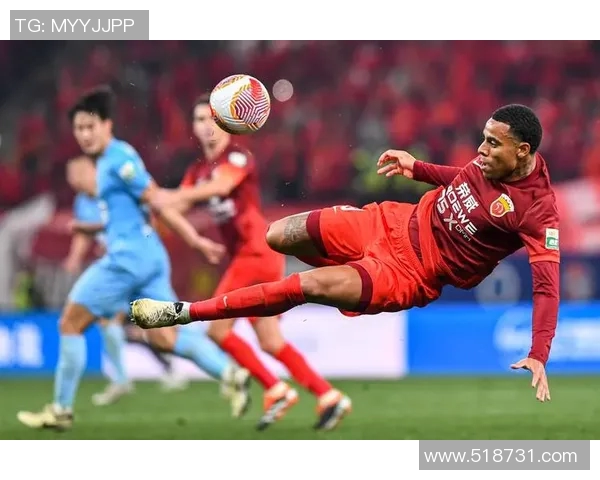 三个足球明星的精彩瞬间与特效展示，感受足球魅力的无限可能